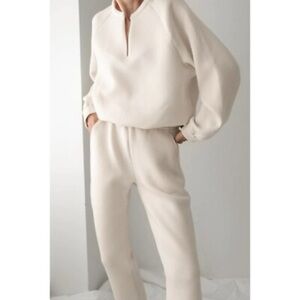 Leze The Label Athena Pullover Sweatshirt an Kendal Sweatpant Lounge Set
